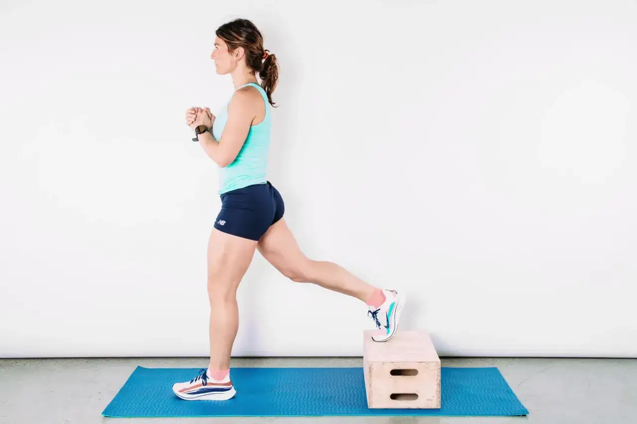 Frau macht Ausfallschritte auf einer Matte, eine &Uuml;bung zur runners knee behandlung.