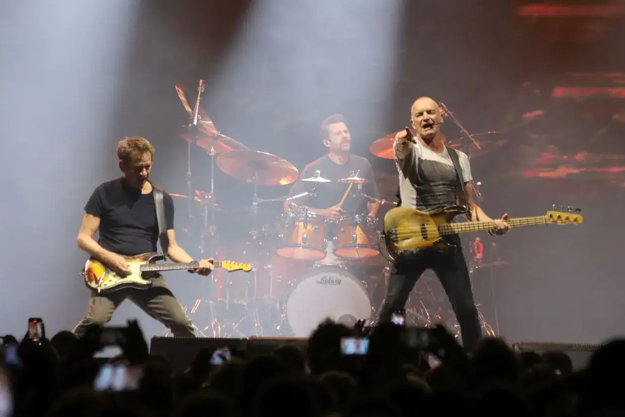 Sting gra na basie, a zespół na scenie. Fani zastanawiają się, ile trwa koncert Stinga.