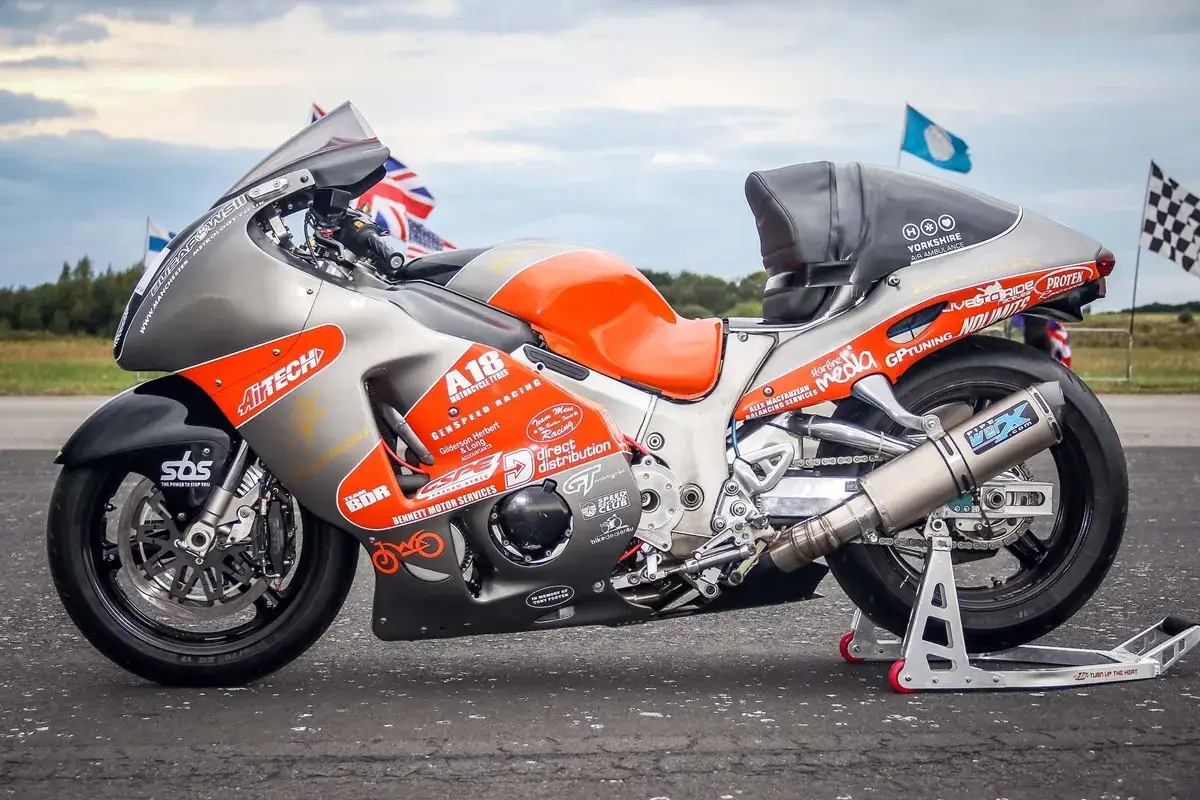 Suzuki Hayabusa turbo de competición, plateada y naranja, lista para la carrera.