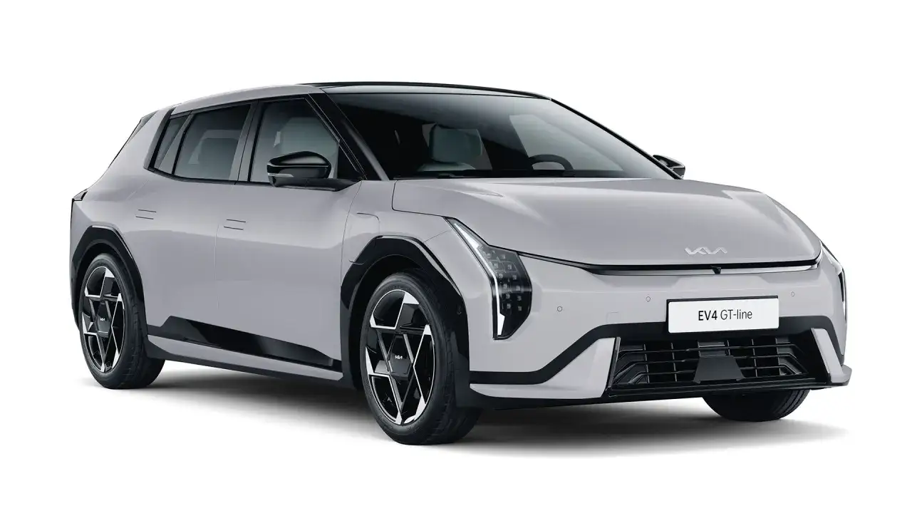 Nowoczesny, jasnoszary Kia EV4 GT-line z czarnymi akcentami i futurystycznymi światłami.
