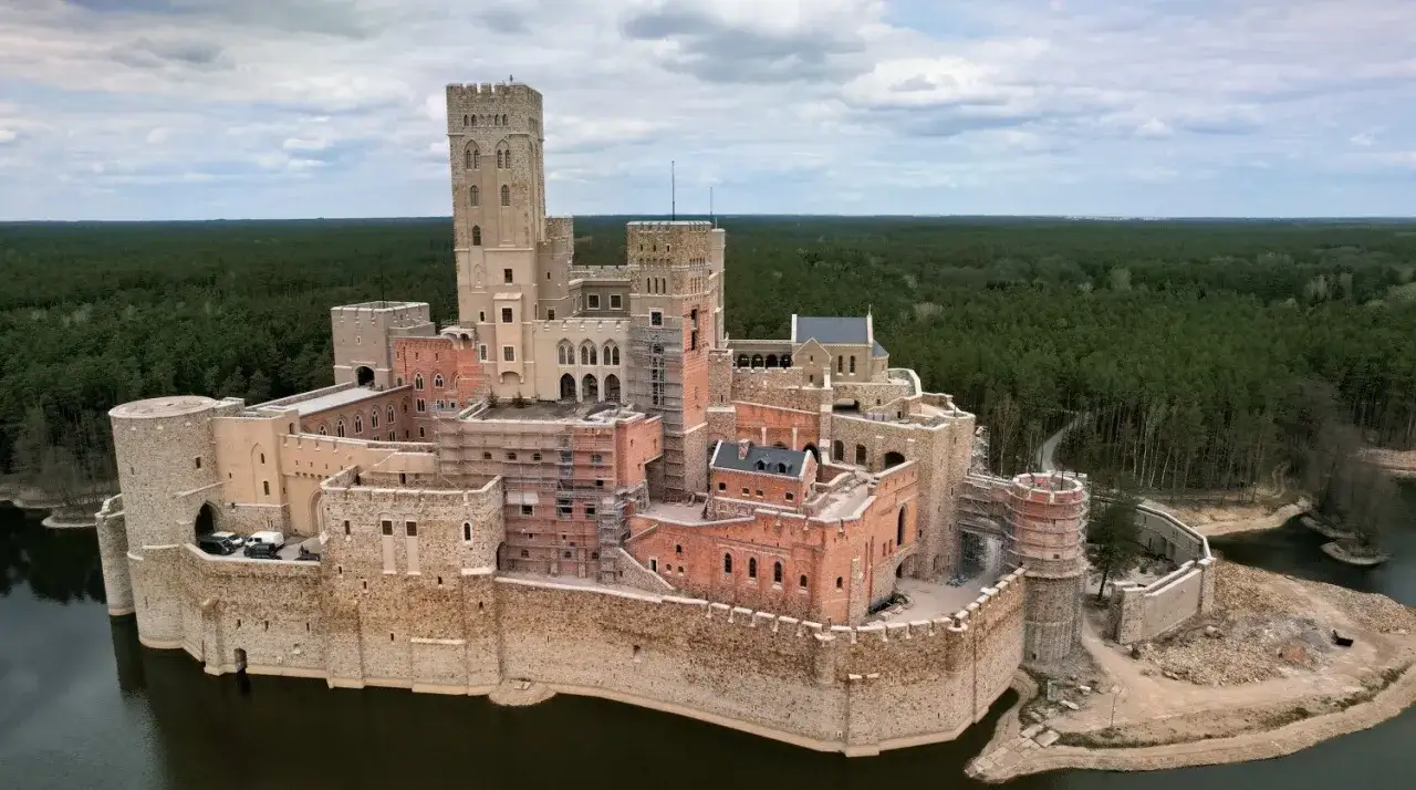 Imponujący zamek w Stobnicy, otoczony wodą i lasem. Wiele osób szuka o nim opinii, by poznać jego historię i architekturę.