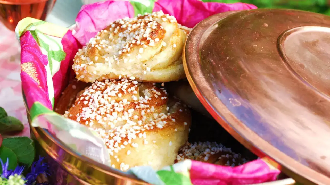 Färska vaniljbullar med pärlsocker i en fin burk, redo att avnjutas. Ett perfekt recept för fika.
