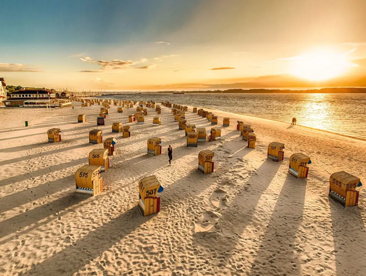 Strandkörbe am Abendhimmel, die Schifffahrt von Damp nach Laboe im Blick.