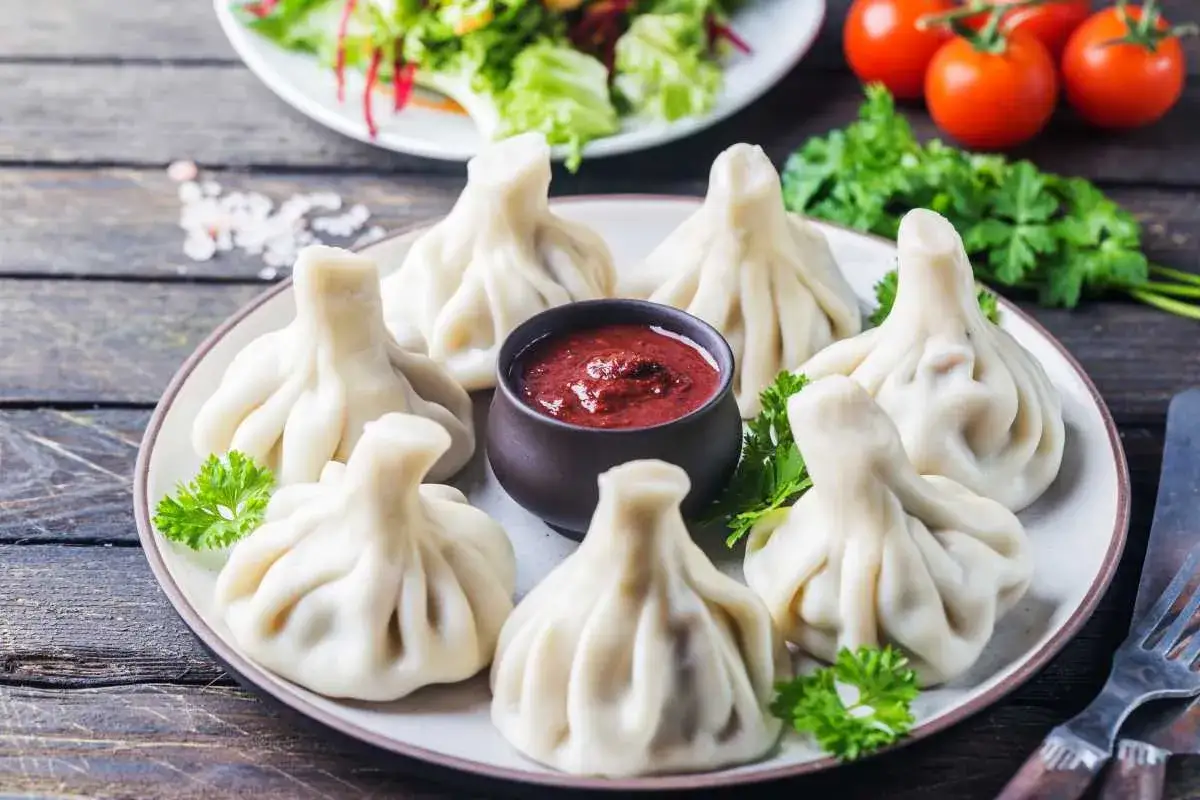 Chinkalnia restauracja gruzińska: pyszne chinkali z sosem, idealne na gruzińskie menu.