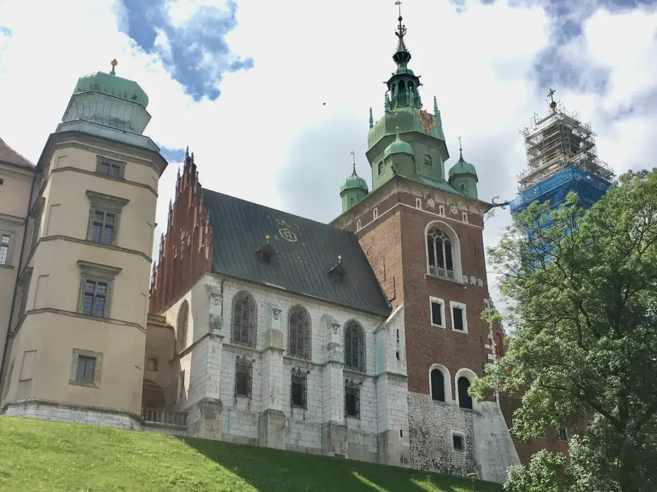 Wawel z wieżami i zielonymi kopułami. Gdzie jest Dzwon Zygmunta? Właśnie tam, na zamku, słychać jego dźwięk.