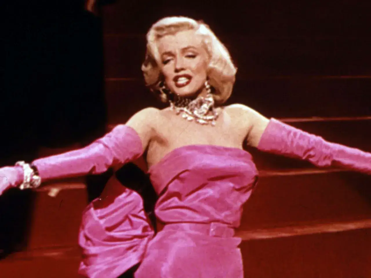 Marilyn Monroe w różowej sukni i rękawiczkach, ikona kina.