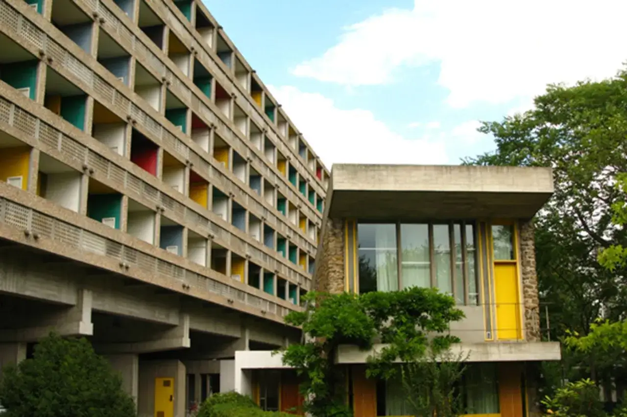 Unit&eacute; d'habitation de Marseille, chef-d'&oelig;uvre de Le Corbusier &agrave; Paris, avec ses balcons color&eacute;s et sa structure audacieuse.