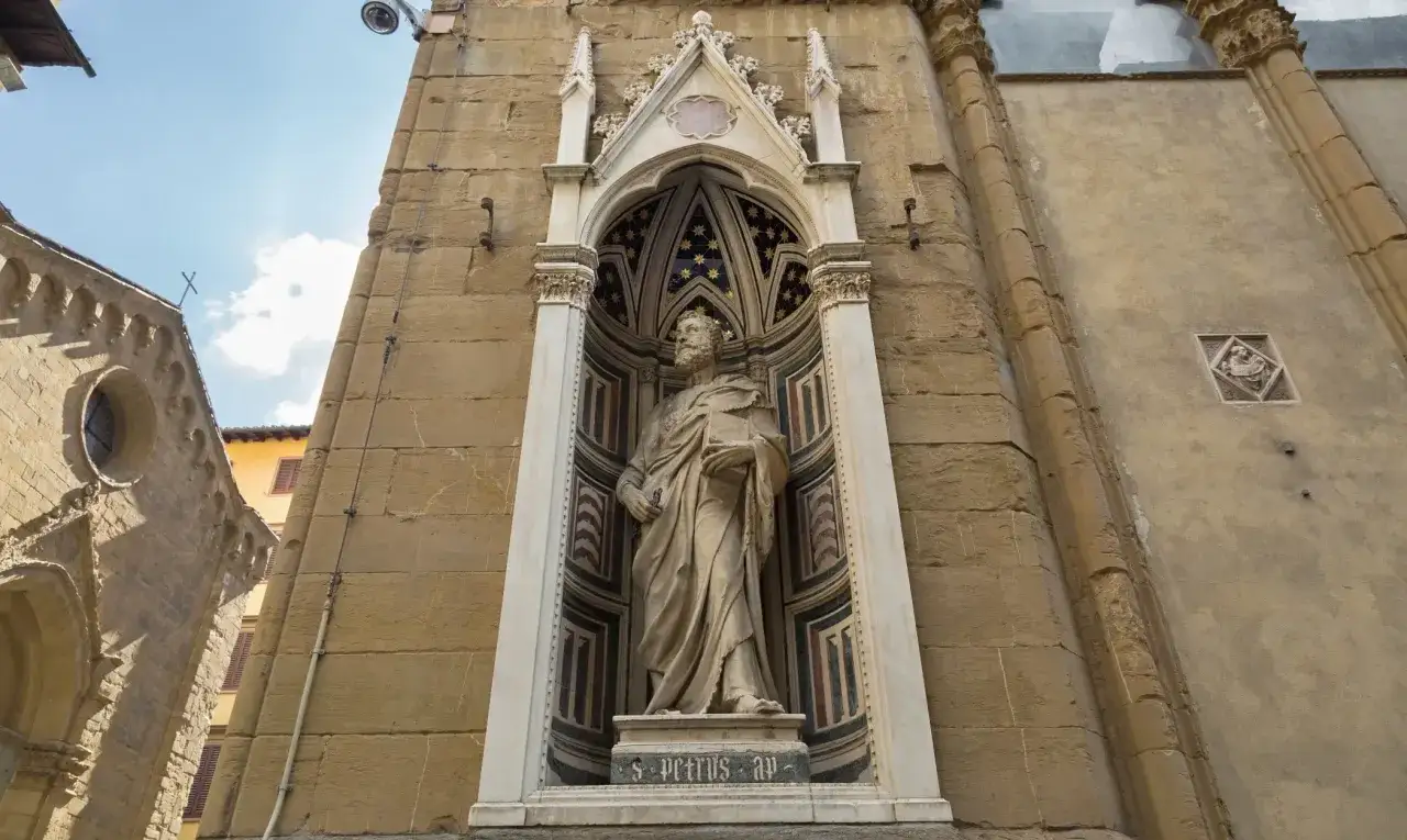 Estatua de San Pedro, una de las obras de arte de Filippo Brunelleschi, en un nicho ornamentado.