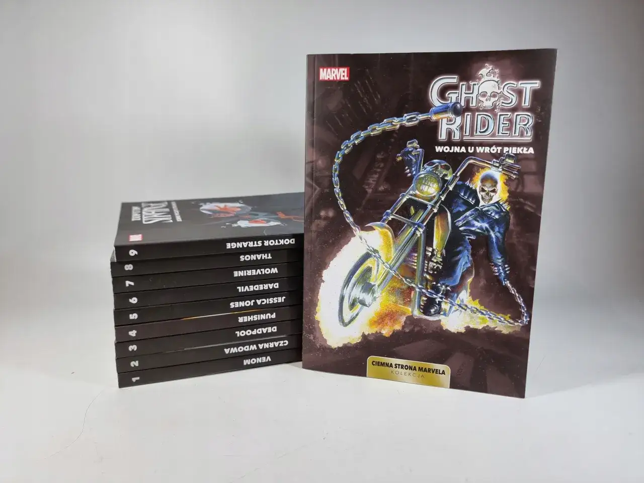 Stos komiksów Marvela, w tym