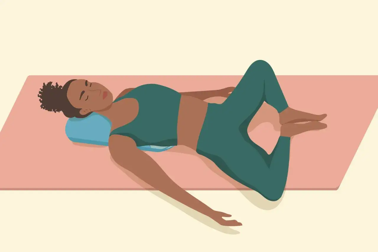 Femme en tenue de yoga, dos au sol, genoux pli&eacute;s, pieds joints. Une posture relaxante pour 3 postures de yoga anti-stress.