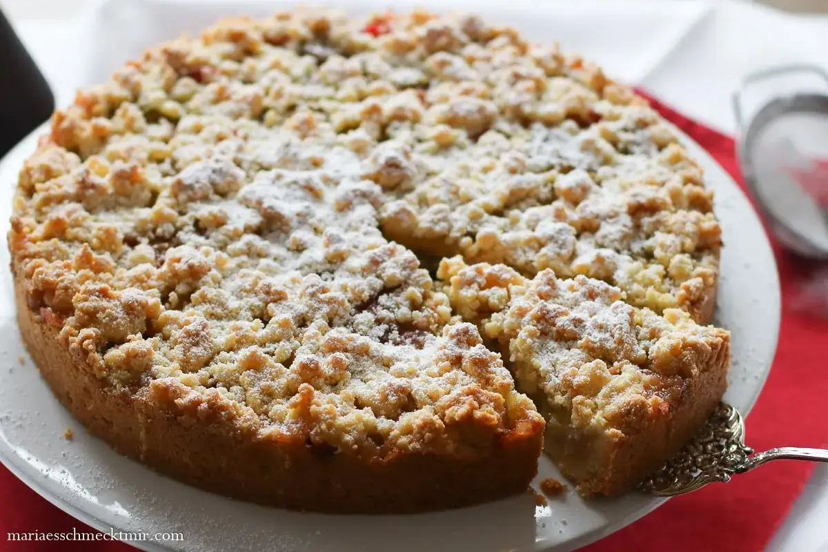 Ein saftiger Rhabarberkuchen mit knuspriger Streuseldecke, best&auml;ubt mit Puderzucker. Dieser beste Rhabarberkuchen ist ein Genuss!