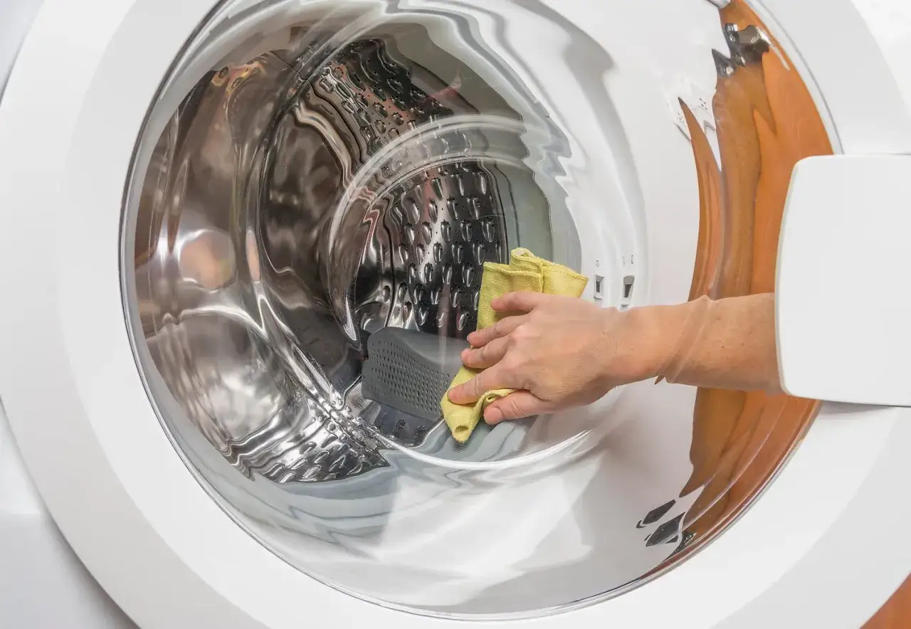 Une astuce de grand-mère pour éliminer l'odeur du lave-linge : nettoyer le tambour avec un chiffon jaune.