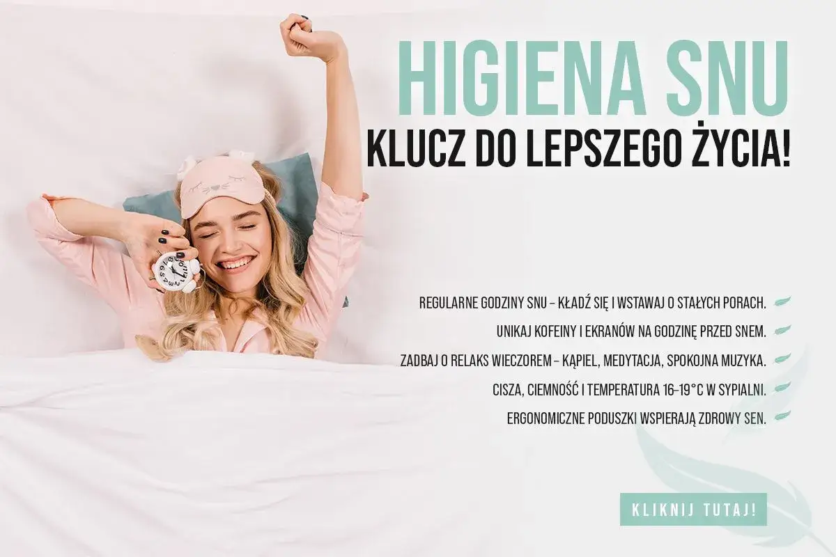 Uśmiechnięta kobieta w piżamie i opasce na oczy budzi się wypoczęta. Klucz do lepszego życia to higiena snu, która pomoże rozwiązać problemy ze snem.