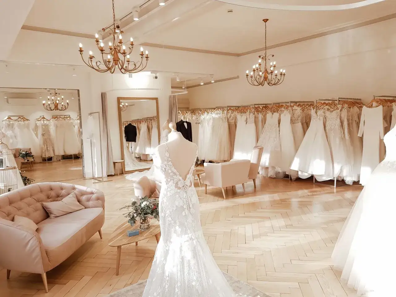 Brautkleider-Paradies: Entdecken Sie Ihr Traumkleid auf der Hochzeitsmesse Heilbronn. Elegante Kleider, stilvolle M&ouml;bel und festliche Atmosph&auml;re.