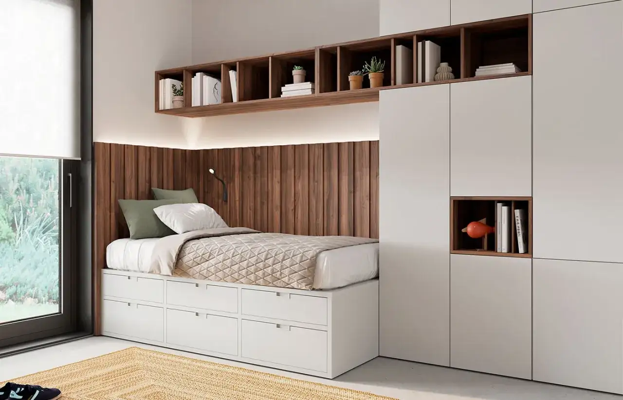 Plano dormitorio 9 metros cuadrados: cama con almacenaje, cabecero de madera, estanterías y armario empotrado.