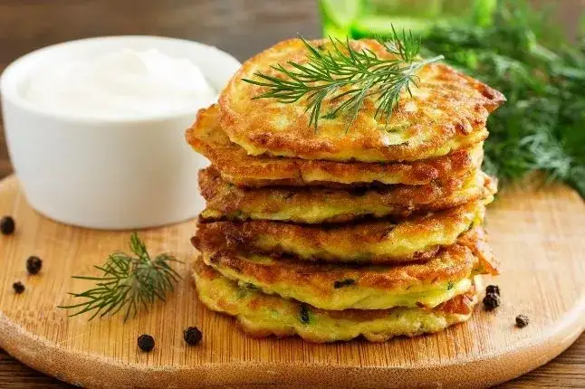 dziecko jedzące placki z cukinii