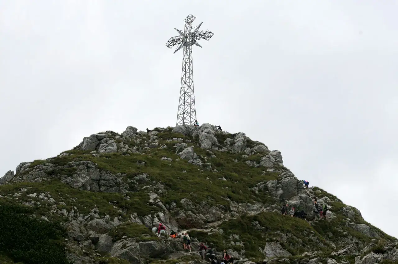 Transport krzyża na Giewont 1901
