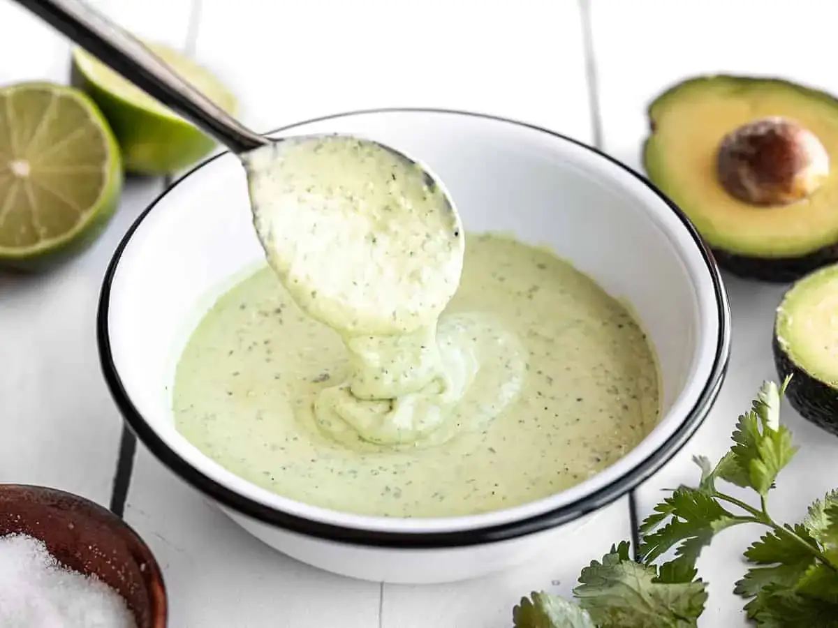 Cremiges Avocado Dressing für deinen Salat, mit frischen Limetten und Koriander.