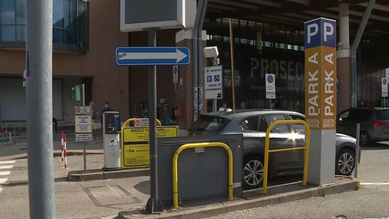Segnaletica per il transfer aeroporto Treviso, con indicazioni per il parcheggio e sosta breve.