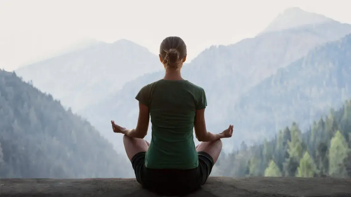 kobieta medytuje w spokoju, relaks, mindfulness