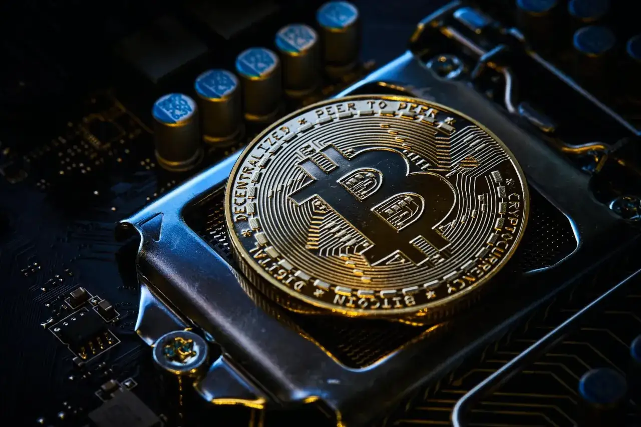 Złoty Bitcoin na płycie gł&oacute;wnej, symbolizujący potencjał aplikacji do kopania kryptowaluty.