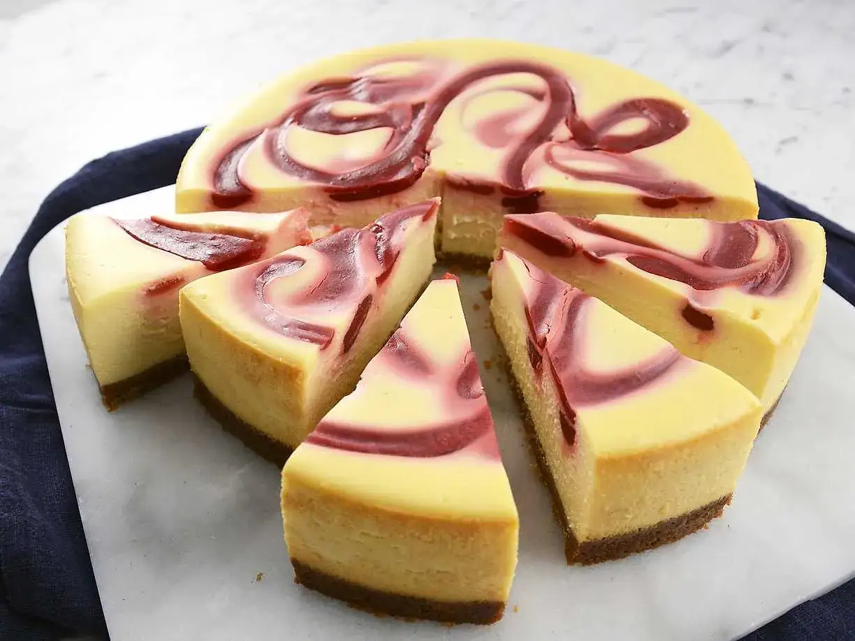 En kr&auml;mig vit choklad cheesecake med virvlar av hallon. En perfekt dessert f&ouml;r alla tillf&auml;llen.