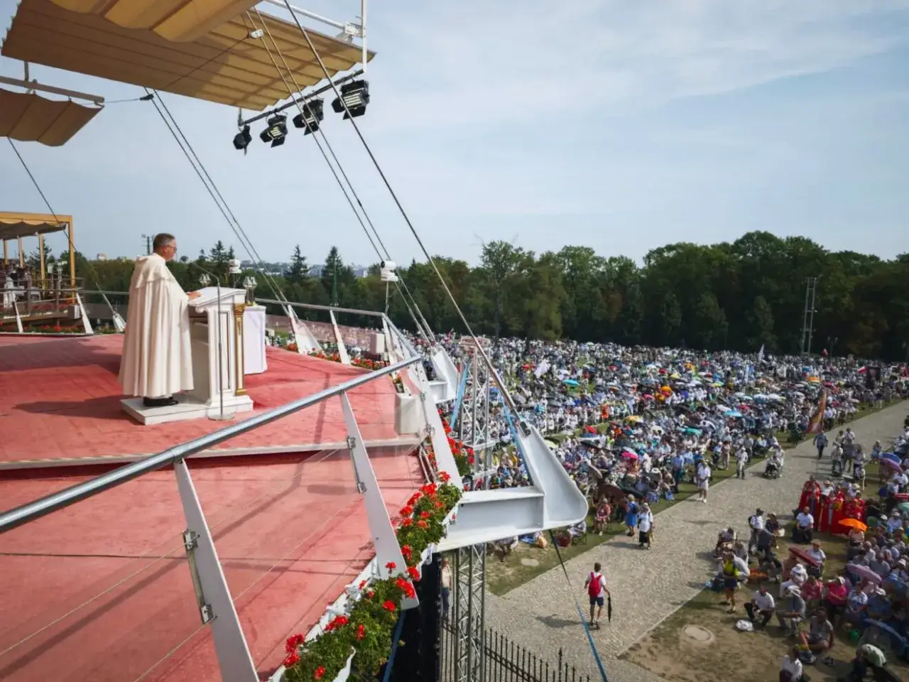 Kapłan przemawia do tłumu wiernych zgromadzonych na uroczystości Wniebowzięcia Najświętszej Maryi Panny.