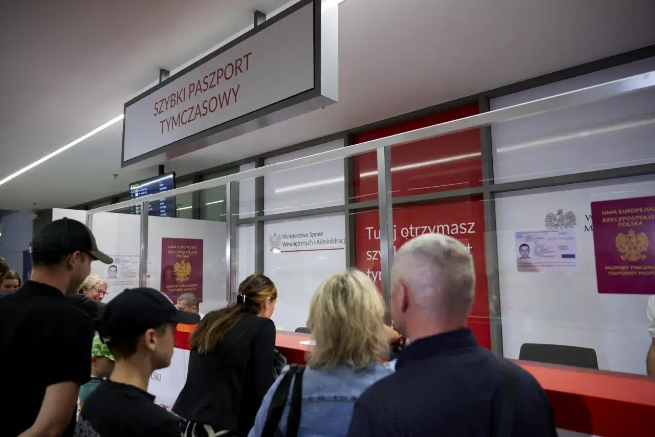 Kolejka do odbioru paszportu w Krakowie. Ludzie czekają na szybki paszport tymczasowy.