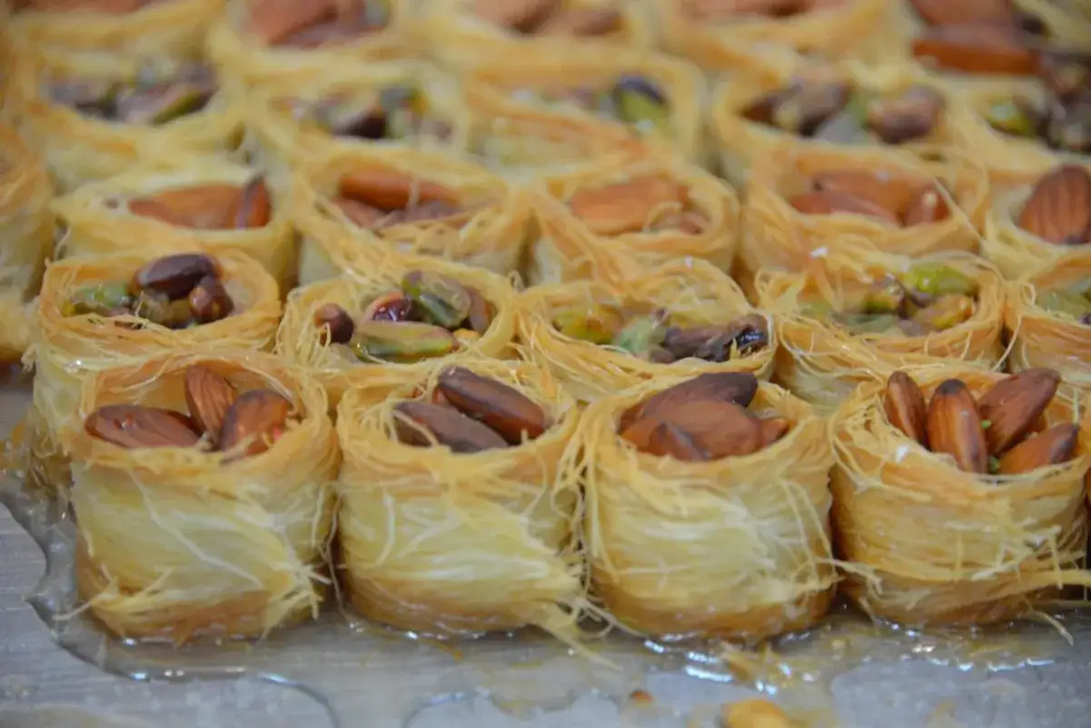 Słodkie gniazdka z ciasta filo, wypełnione migdałami i pistacjami. Idealne na deser, gdy szukasz inspiracji na ciasto filo przepisy.