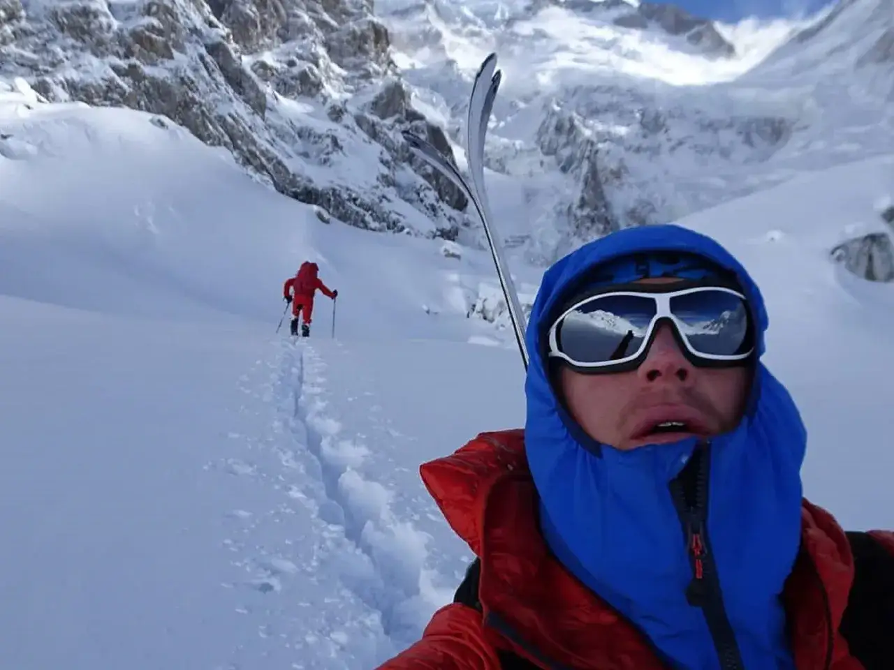Tom Ballard im Schnee, mit Skiern und Skist&ouml;cken, auf dem Weg zu den Gipfeln.