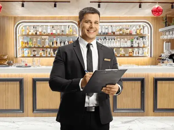 bar manager w eleganckim barze