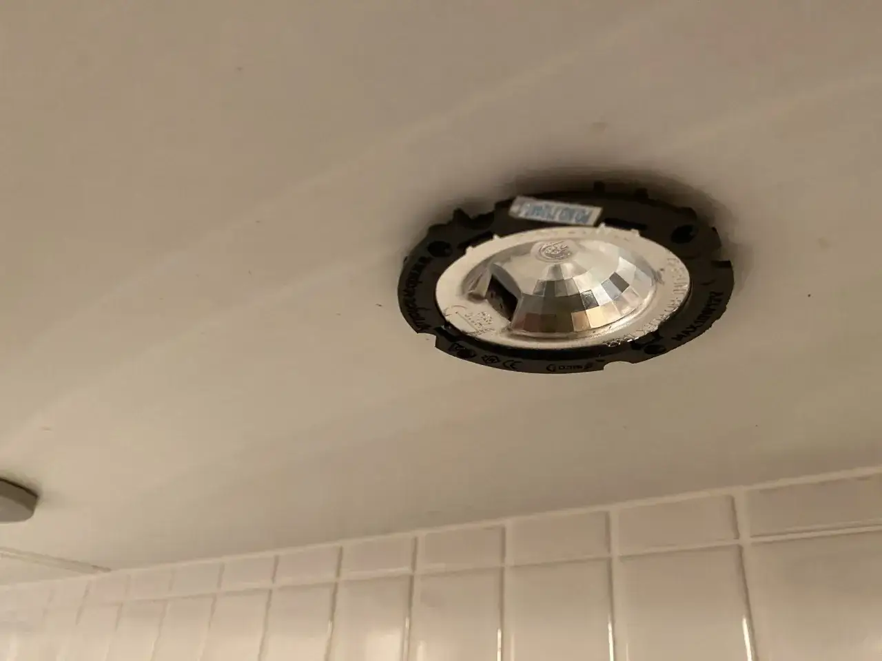 En inf&auml;lld spotlight, redo att byta ut en gammal halogenlampa mot en energieffektiv LED.