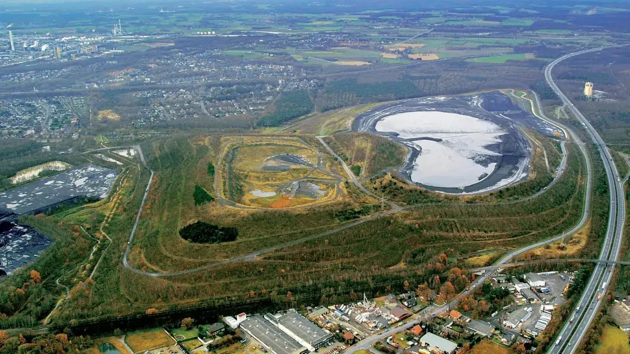 Brinkfortsheide Marl: Eine weite Landschaft mit Industrieanlagen, Wohngebieten und einer großen Halde.