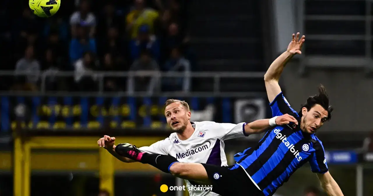 Intensywna walka o piłkę w meczu Fiorentina – Inter Mediolan. Zawodnicy walczą o każdy centymetr boiska, pokazując pełne zaangażowanie.