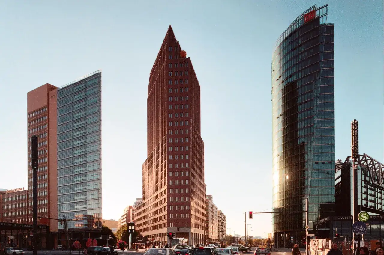 Moderne Hochhäuser am Potsdamer Platz, Berlin. Der höchste Turm mit rotem Ziegelstein könnte den schnellsten Fahrstuhl Berlins beherbergen.