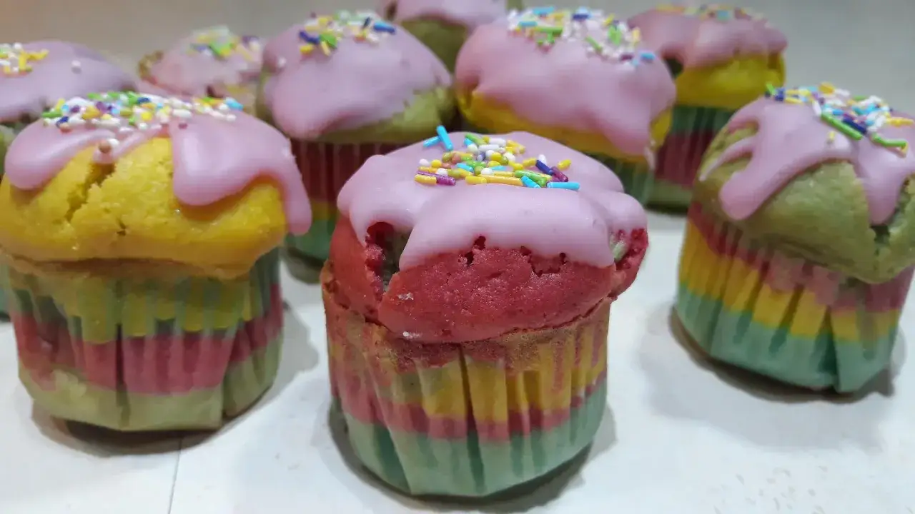 Kolorowe muffinki dla dzieci z różowym lukrem i posypką. Idealne na przyjęcie!