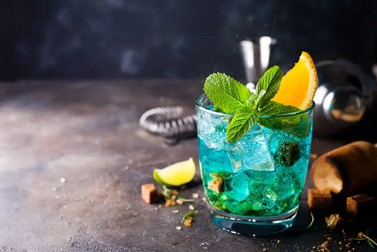 Orzeźwiający drink Blue Lagoon z miętą i pomarańczą. Idealny przepis na lato.