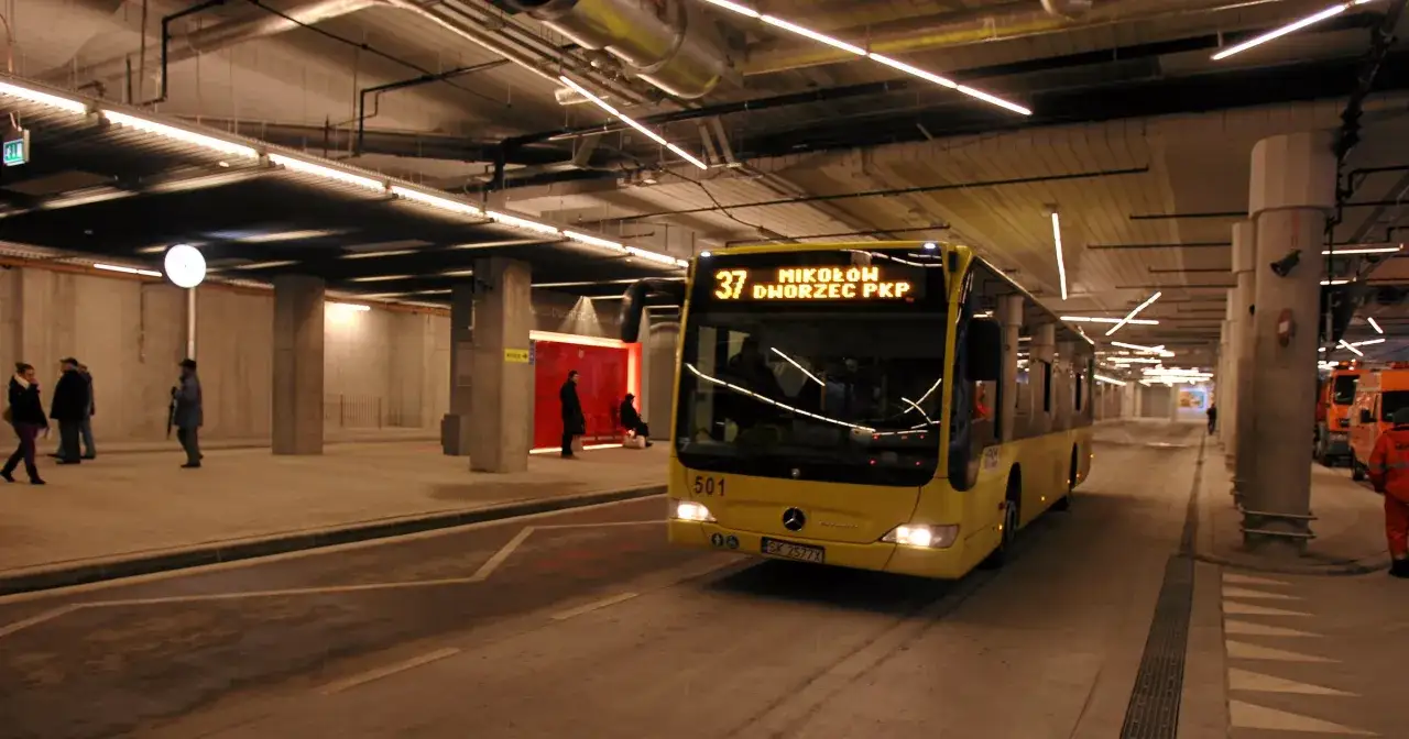 Autobus 37 z Dworca PKP Katowice jedzie w kierunku ul. Ceglanej.