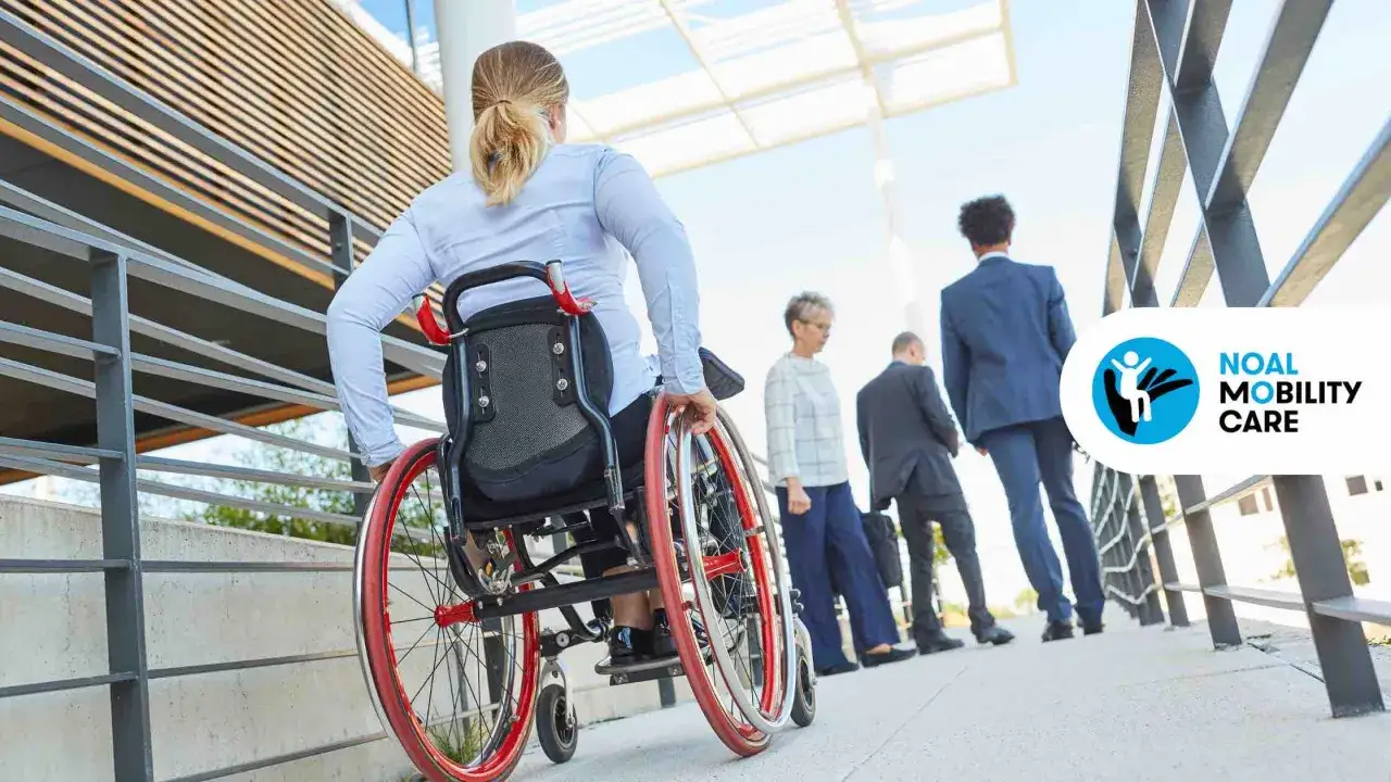 Donna in sedia a rotelle affronta una rampa, simbolo di superamento delle barriere architettoniche e di accessibilità.