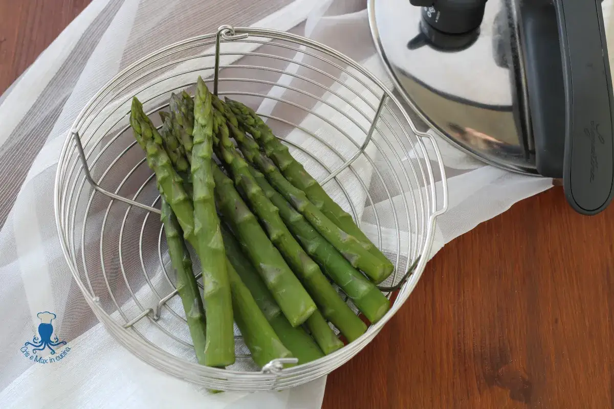 Asparagi freschi in un cestello metallico, pronti per la cottura. Il tempo cottura asparagi è breve per mantenerli croccanti.