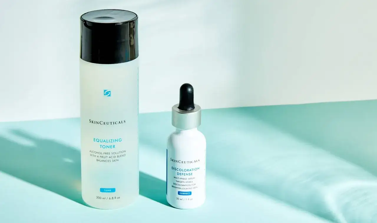 SkinCeuticals Equalizing Toner och Discoloration Defense serum. Tonern med aha syra balanserar huden, serumet motverkar missfärgningar.