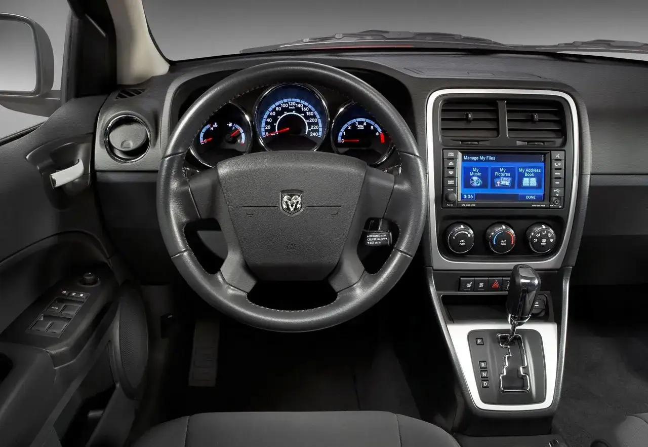 Wnętrze Dodge Caliber. Kierownica, deska rozdzielcza z radiem i nawigacją. Opinie o tym modelu są różne.