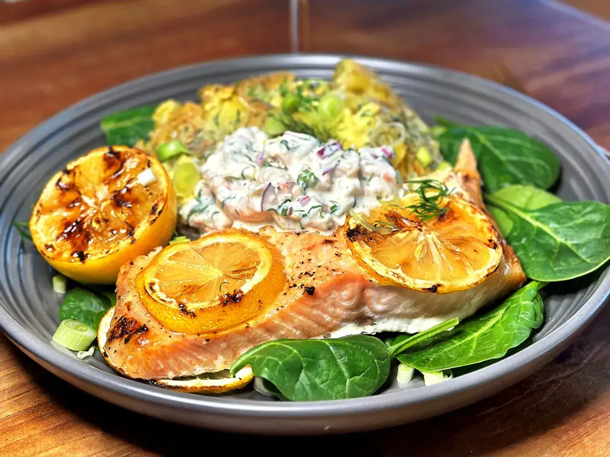 En perfekt grillad laxsida med citron, potatissallad och färska örter. En härlig sommarmåltid!