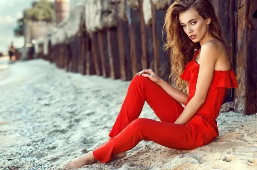stylizacja czerwony kombinezon i szpilki nude