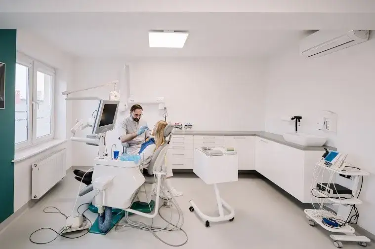 dentysta w pracy, nowoczesny gabinet stomatologiczny