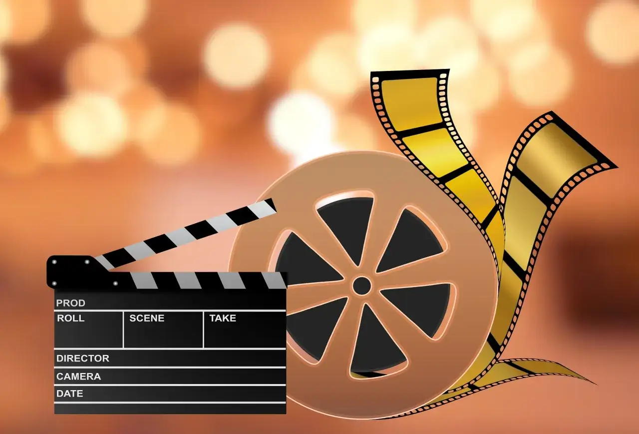Klapka filmowa, rolka taśmy i taśma filmowa – wszystko to zapowiada filmy, które trzeba obejrzeć.