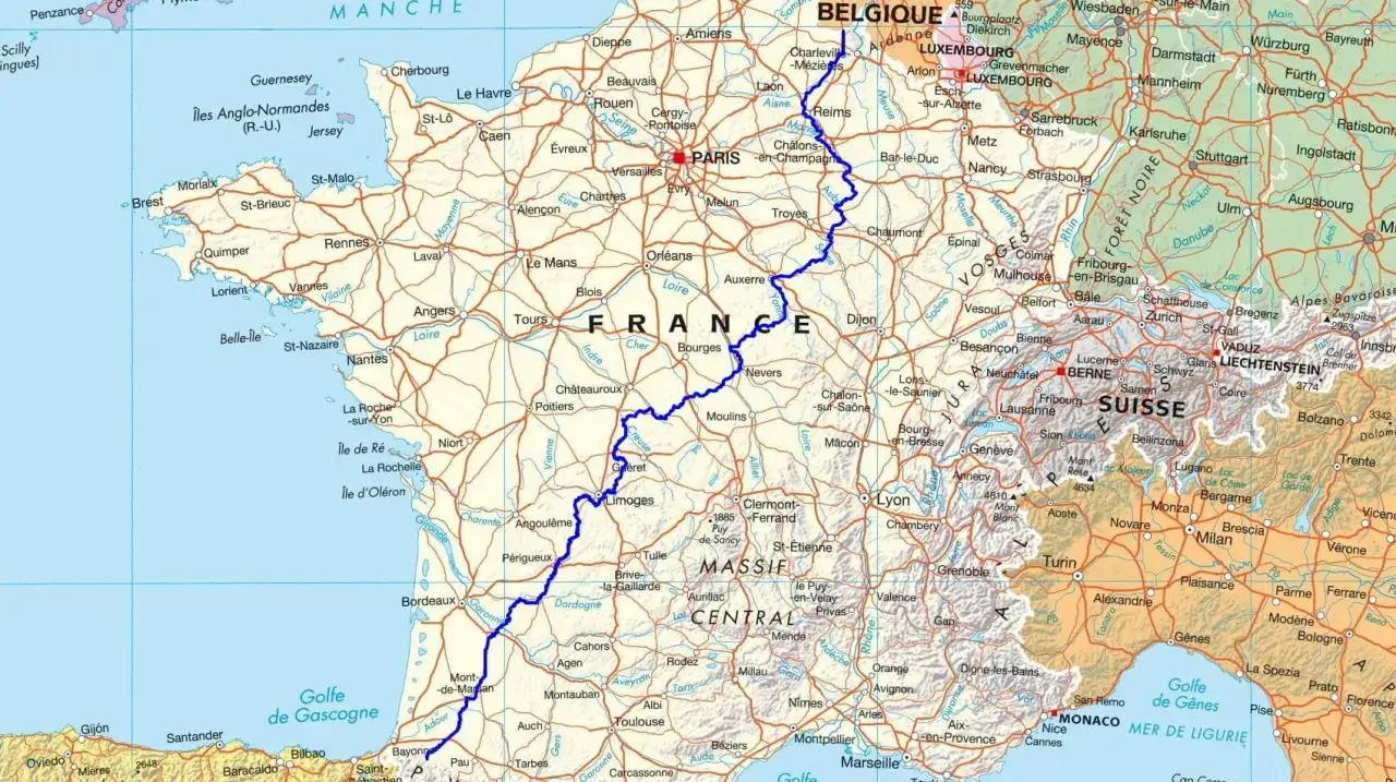 Carte de France avec une ligne bleue traversant le pays, de la Belgique à la Méditerranée. La gr654 carte montre les villes et les frontières.