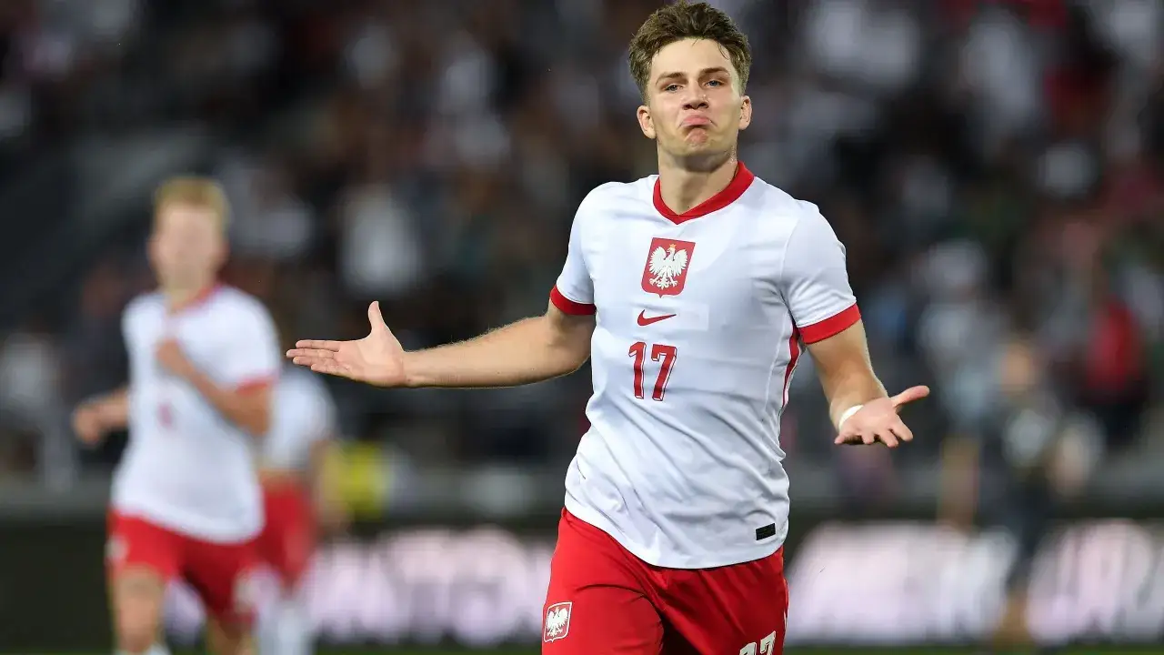 Piłkarz w białej koszulce z numerem 17, z orłem na piersi, gestykuluje. Czyżby to był nowy talent, jakiego szukał Varela?