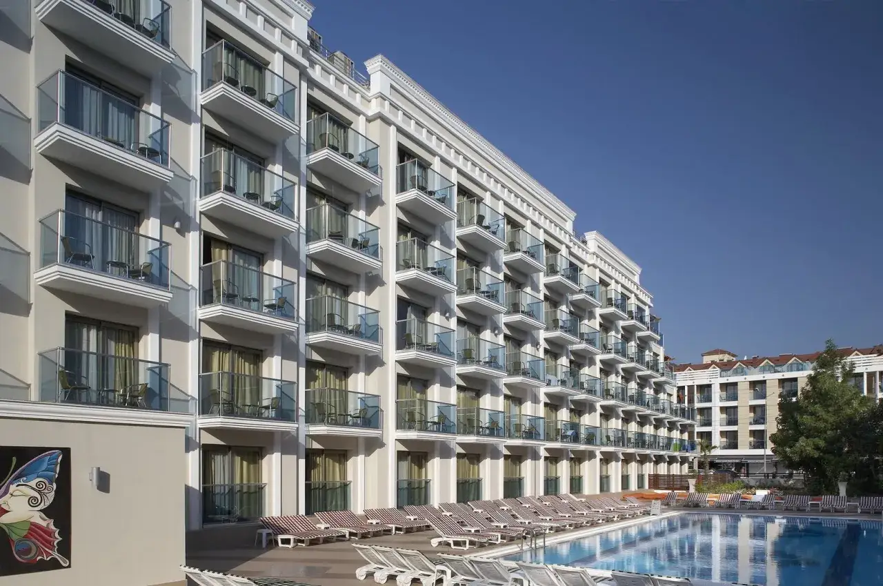 Nowoczesny hotel z basenem i balkonami, idealne miejsce, gdzie szukać noclegów nad morzem.