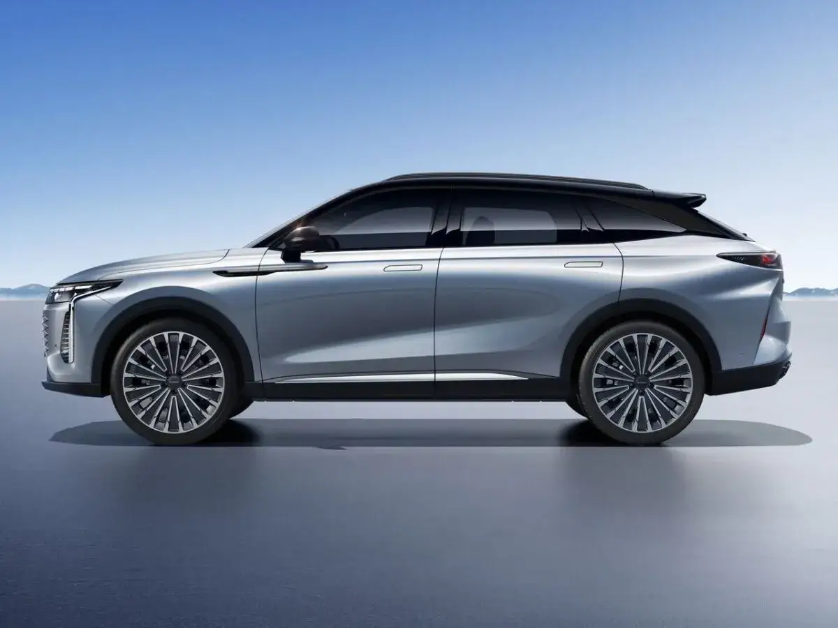 Srebrny SUV z czarnym dachem, o futurystycznym designie, prezentuje się elegancko. To exlantix, gotowy na podbój dróg.